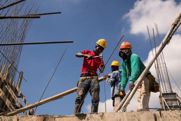 Trabajadores haitianos se ausentan a construcciones por redadas migratorias. 
Foto: Archivo