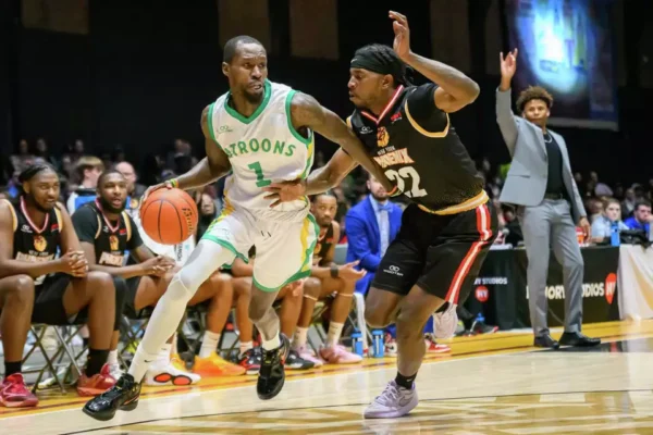 Trashon Burrel en acción, maneja el balón en su acción con Albany Patroons en la TBL 2025