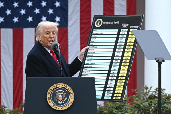 El presidente de Estados Unidos, Donald Trump, sostiene una gráfica mientras pronuncia un discurso sobre aranceles recíprocos durante un evento en el Jardín de las Rosas. AFP