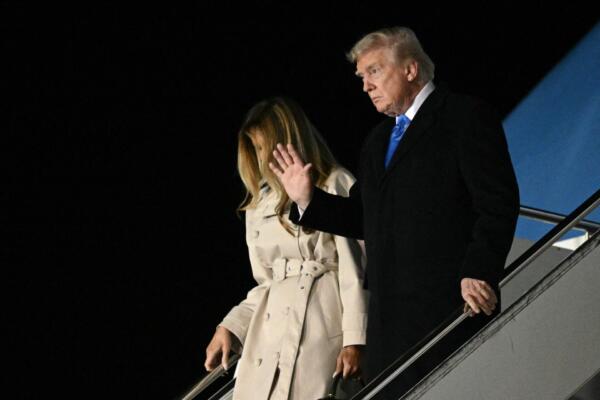 El presidente de Estados Unidos, Donald Trump, y la primera dama, Melania Trump, desembarcan del Air Force One a su llegada al Aeropuerto Internacional Leonardo da Vinci de Roma el 25 de abril de 2025. AFP