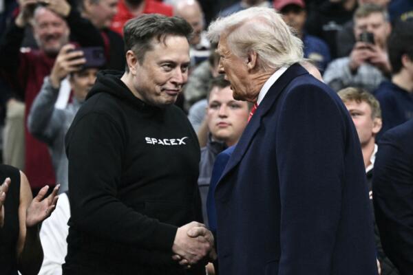 Elon Musk, director ejecutivo de Tesla y SPaceX, y el presidente estadounidense, Donald Trump. AFP