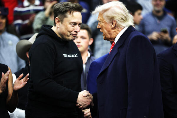 El presidente Donald Trump y Elon Musk, asesor principal de la Casa Blanca y director ejecutivo de Tesla y SpaceX, se estrechan la mano durante el Campeonato de Lucha Libre de la División I de la NCAA el 22 de marzo de 2025 en Filadelfia, Pensilvania. AFP