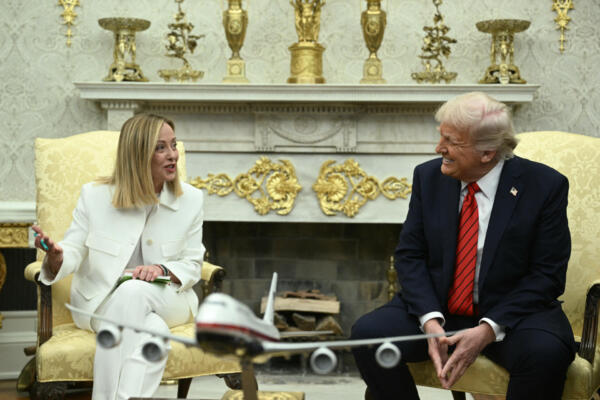 El presidente de Estados Unidos, Donald Trump, se reúne con la primera ministra italiana, Giorgia Meloni, en la Oficina Oval de la Casa Blanca en Washington, D.C., el 17 de abril de 2025. AFP