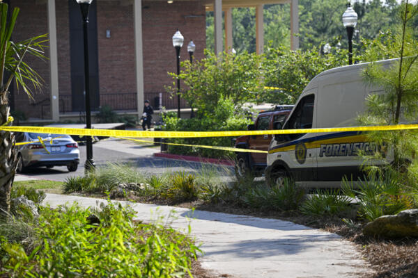 Una cinta policial rodea la escena de un tiroteo cerca del centro estudiantil de la Universidad Estatal de Florida el 17 de abril de 2025 en Tallahassee, Florida. AFP