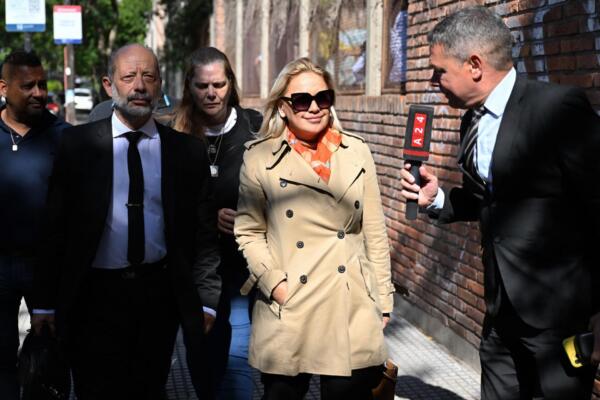 Verónica Ojeda (C), exesposa de Diego Maradona y madre de Diego Fernando Maradona. AFP