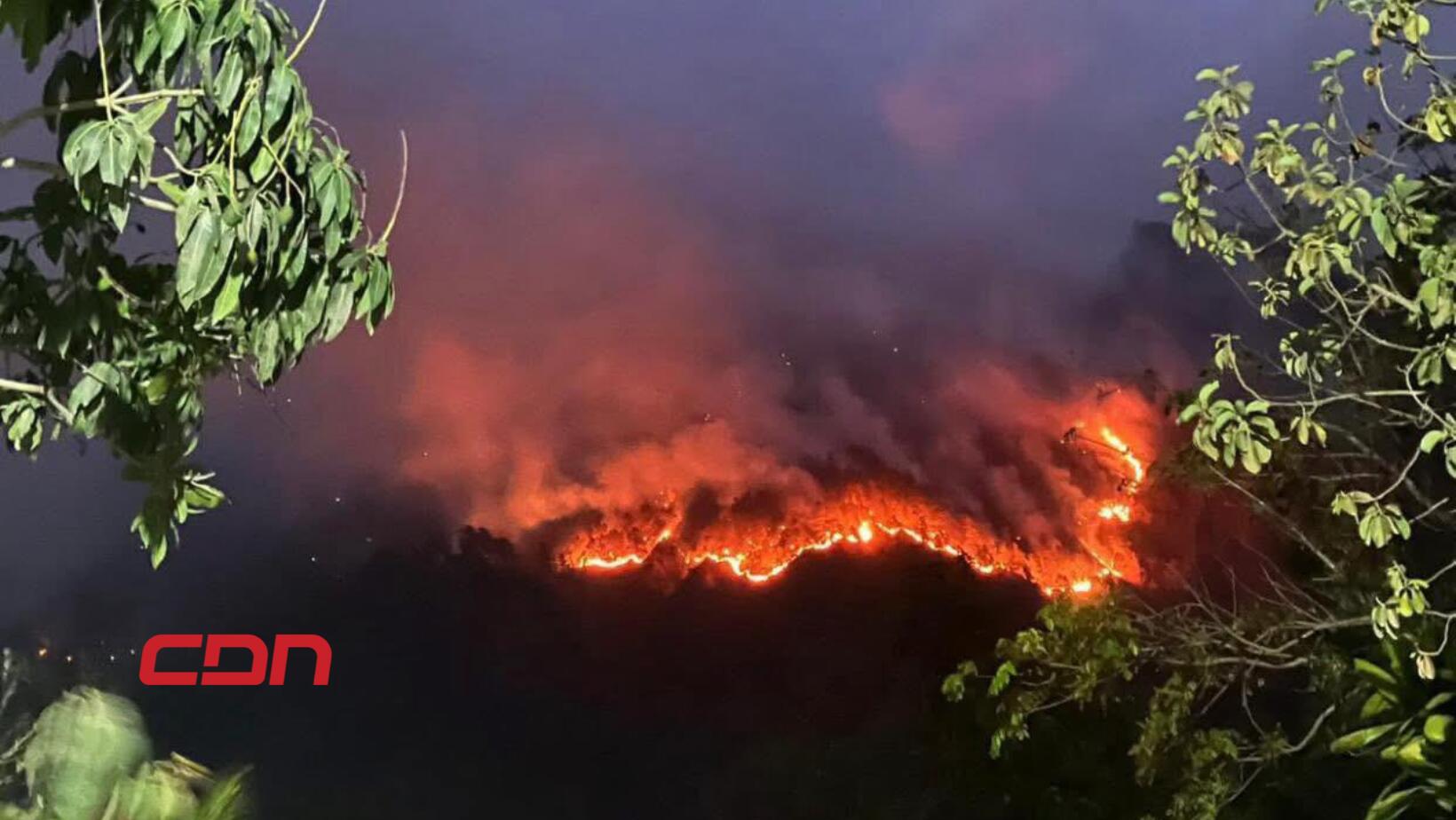 Voraz incendio afecta comunidades montañosas de San José de Ocoa