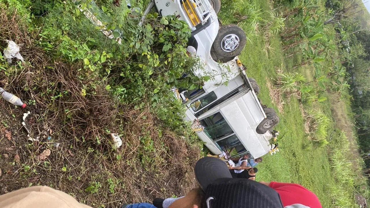 Cuatro heridos tras accidente de autobús del transporte hotelero en El Seibo