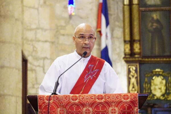 El diácono Frank Luis de la Cruz Alcequiez, de la Parroquia Resurrección del Señor 