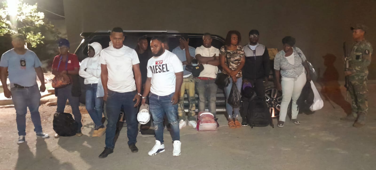 Arrestan a dos hombres con 15 inmigrantes indocumentados en una yipeta