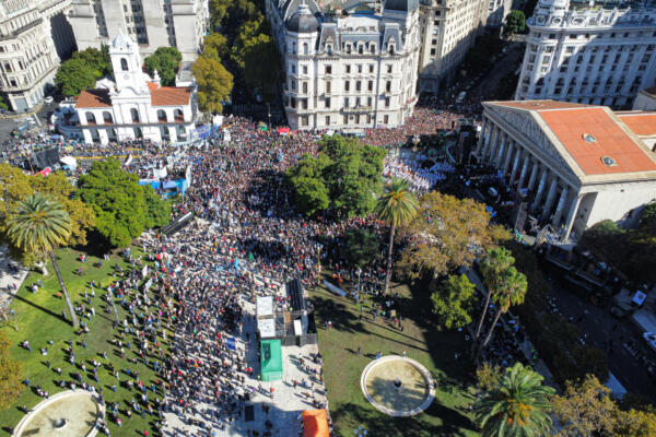 Fotografía aérea de decenas de personas reunidas en la Plaza de Mayo este sábado, en Buenos Aires