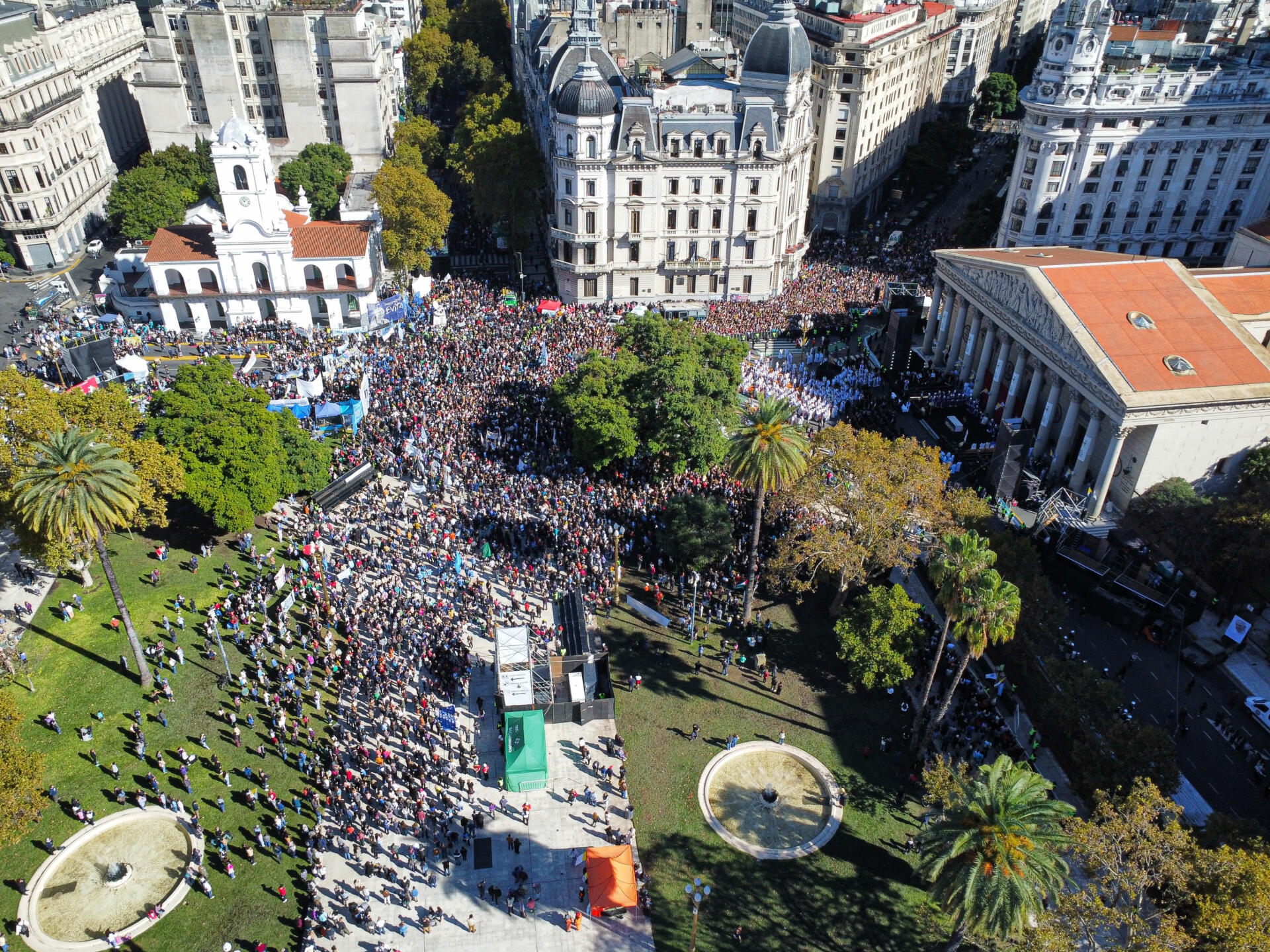 Fotografía aérea de decenas de personas reunidas en la Plaza de Mayo este sábado, en Buenos Aires