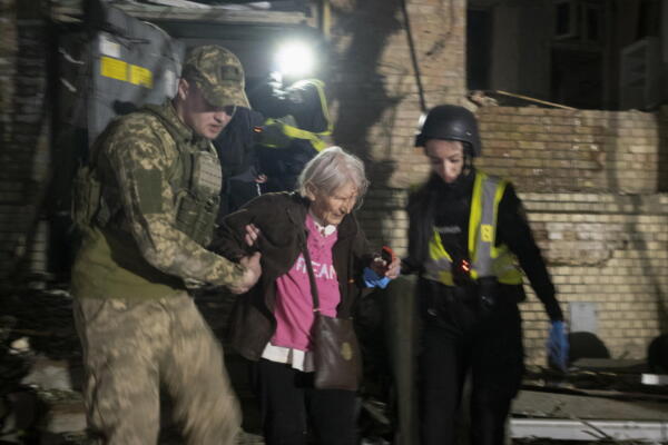 Rescatistas ucranianos ayudan a los supervivientes de un bombardeo ruso Rescatistas ucranianos ayudan a los supervivientes de un bombardeo ruso contra un edificio residencial en Kiev, Ucrani