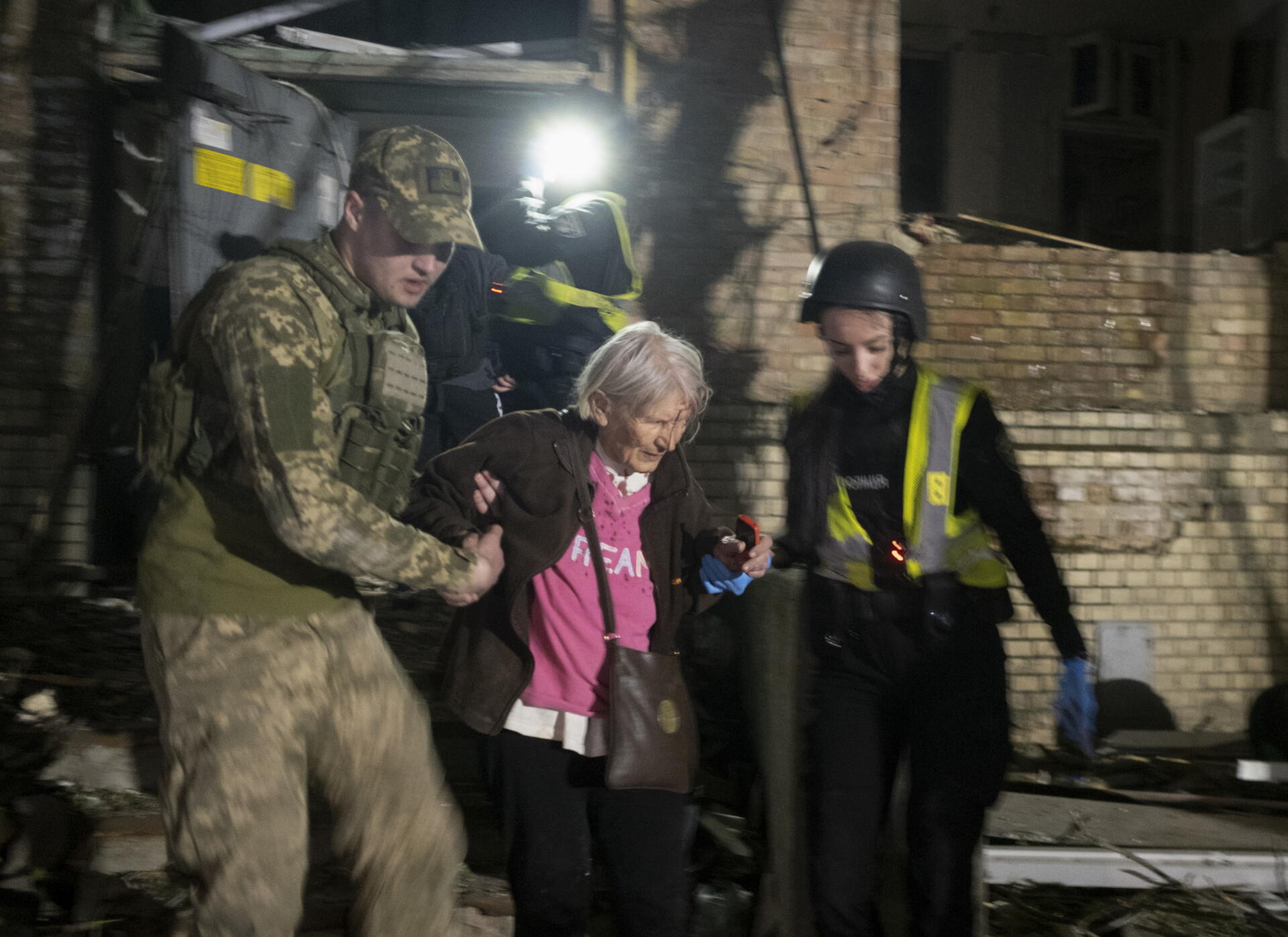 Rescatistas ucranianos ayudan a los supervivientes de un bombardeo ruso contra un edificio residencial en Kiev, Ucrani