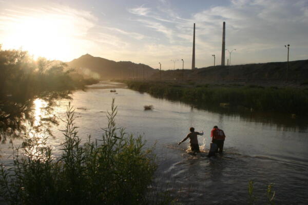 Fotografía de archivo de inmigrantes mexicanos en la aguas de Río Bravo