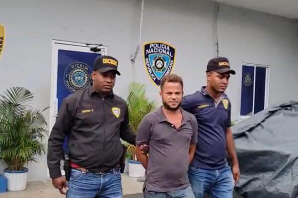 Imagen del momento en que se entregó a la Policía el nombrado Willian José Núñez Rosario, acusado de herir a dos mujeres a machetazos en Bonao. Foto: Fuente externa.