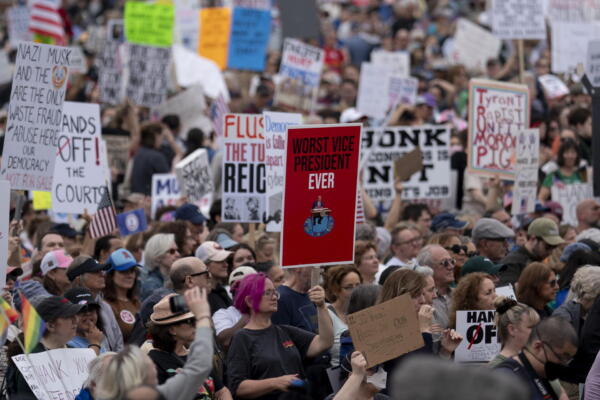 Los manifestantes participan en la jornada nacional '¡Manos afuera!' en el National Mall en Washington, DC, 