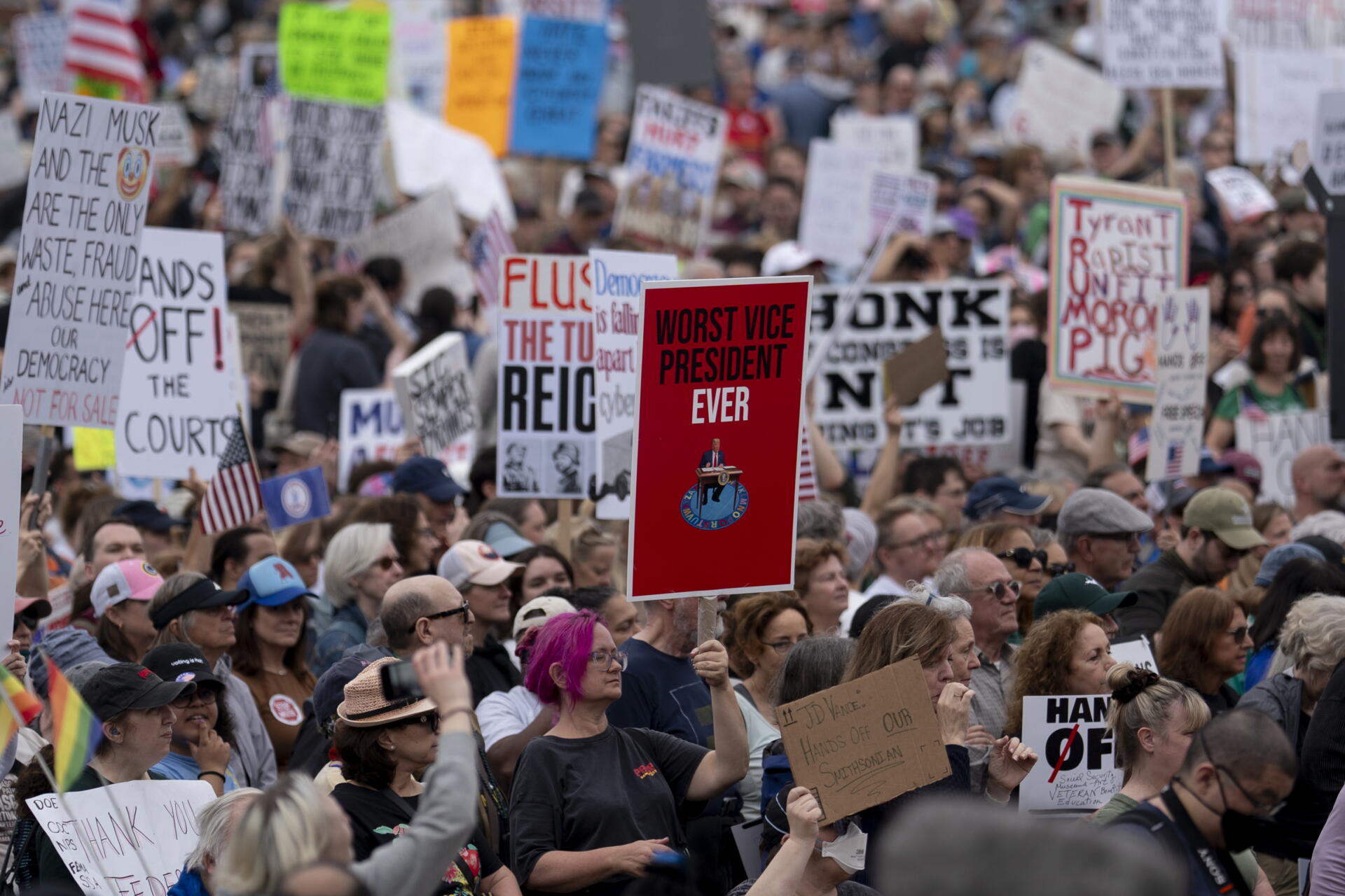 Manifestantes protestan contra los recortes de Trump y Musk en ciudades de todo EE.UU.