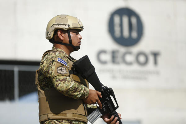 Un soldado hace guardia a las afueras del Centro de Confinamiento del Terrorismo (Cecot), en Tecoluca (El Salvador