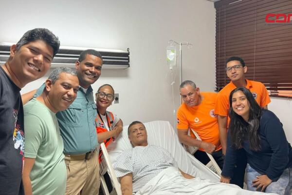 Sobreviviente de la tragedia del Jet Set se reencuentra con sus rescatistas. (foto, fuente externa)