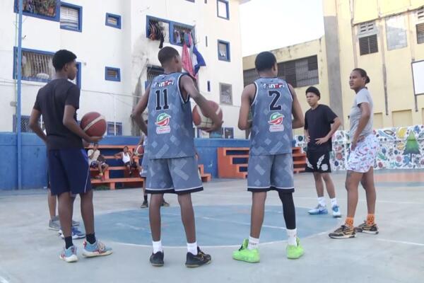 El deporte vs. la calle: la lucha por la atención de la juventud en Guachupita