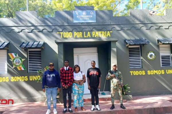Tres ciudadanos haitianos fueron detenidos por miembros del Ejército. (Foto, fuente externa)