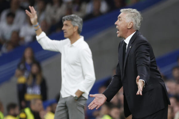 El técnico del Real Madrid, Carlo Ancelotti (d) y el de la Real Sociedad vasco, Imanol Alguacil (i). EFE / Juan Carlos Hidalgo.