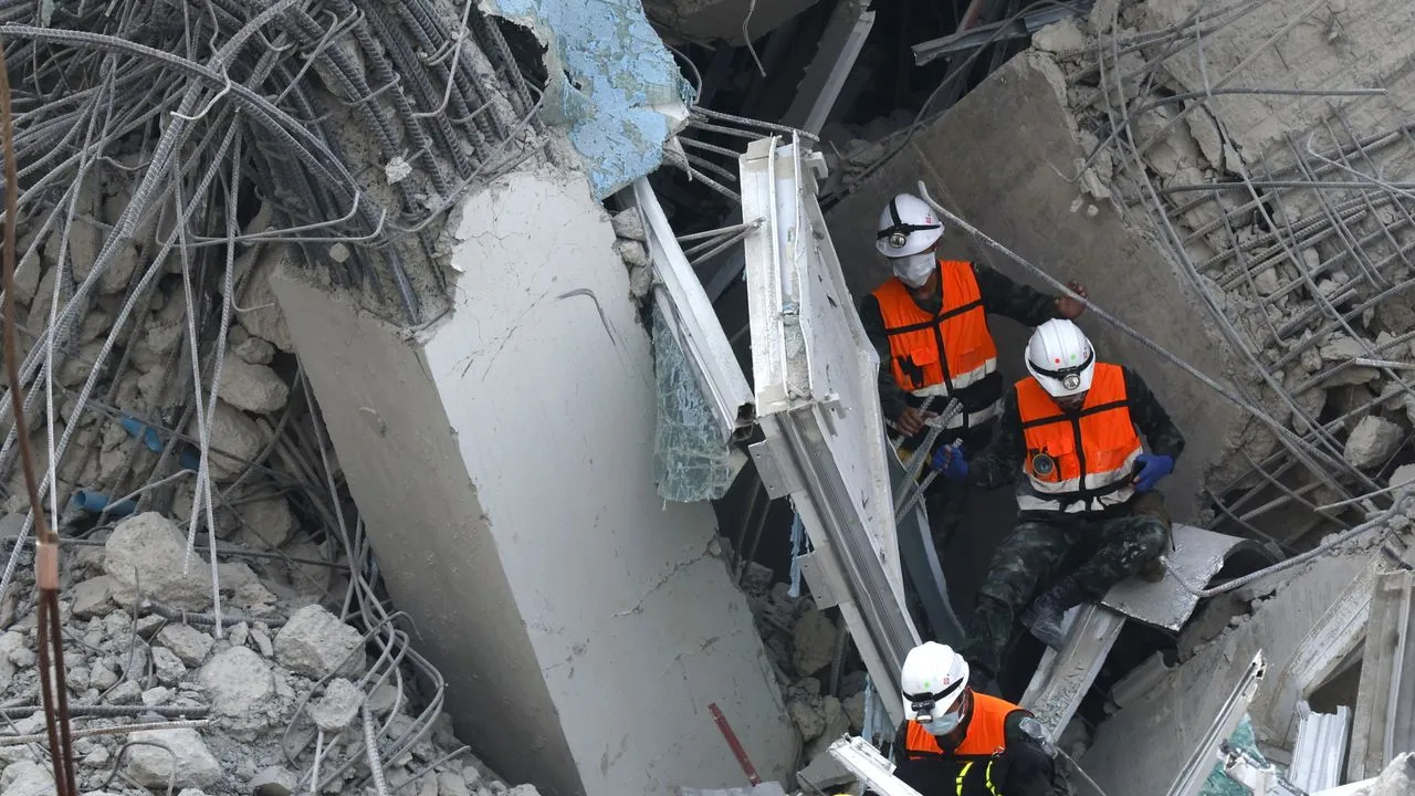 Detectan señales de vida en edificio derrumbado de Bangkok seis días después del terremoto