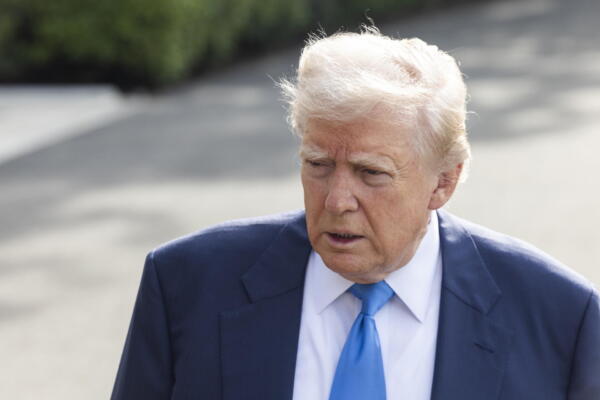 El presidente de Estados Unidos, Donald Trump, ofrece breves declaraciones a los medios antes de partir de la Casa Blanca rumbo a Roma.