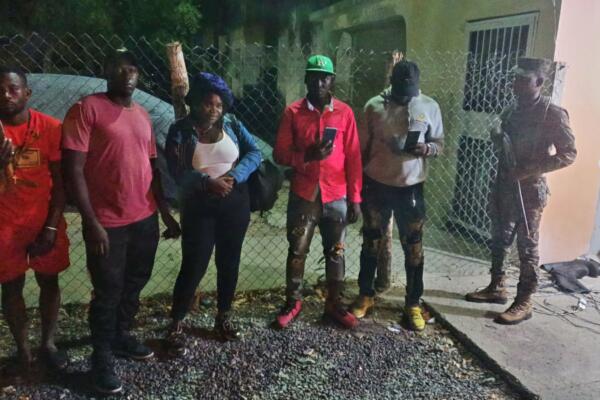 Grupo de nacionales haitianos indocumentados  detenidos 