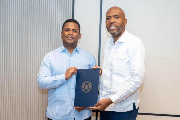 La Alcaldía de La Romana Reconoce al Pastor Yack Maicol Soriano por 20 años de servicio ministerial