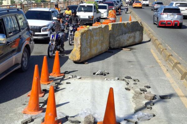 Intrant prohíbe circulación de vehículos pesados por el puente de la 17. (foto: Danny Polanco)