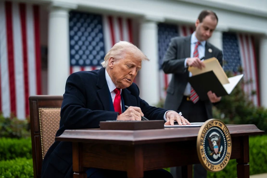 En sus primeros 100 días Trump sacude el mundo con guerra comercial