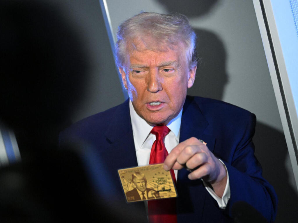 "Por 5 millones de dólares, esto podría ser tuyo", dijo Trump a los periodistas sobre la Gold Card