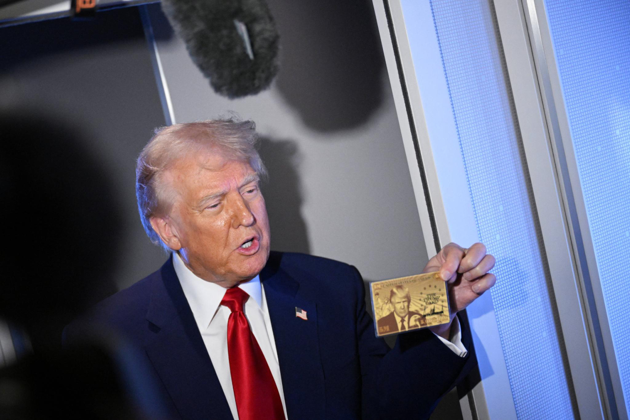 "Por 5 millones de dólares, esto podría ser tuyo", dijo Trump a los periodistas sobre la Gold Card
