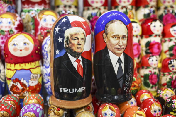 Imagen de las tradicionales muñecas rusas 'Matrioshka' que representan al presidente ruso, Vladimir Putin, y al presidente estadounidense, Donald Trump EFE/EPA/MAXIM SHIPENKOV