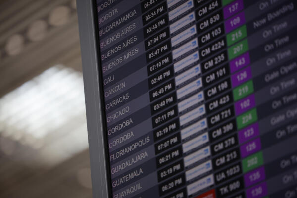 Fotografía de una pantalla con información de vuelos este martes, en el Aeropuerto Internacional de Tocumen en Ciudad de Panamá
