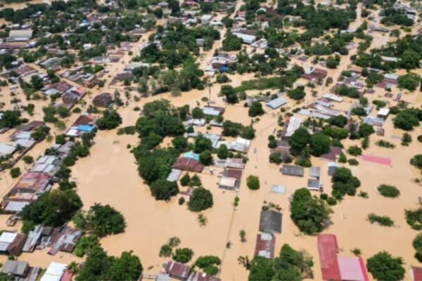 Al menos 115 muertos por inundaciones 
