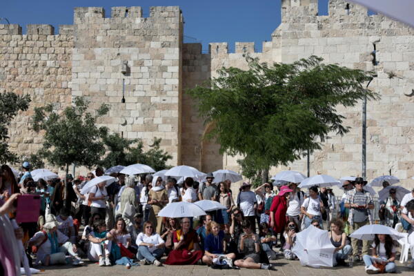 Manifestantes participan en una marcha interreligiosa por la paz y los derechos humanos en Jerusalén