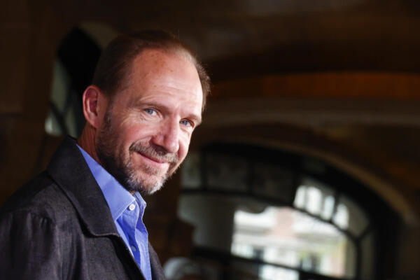 El actor británico Ralph Fiennes, durante una entrevista con EFE, en Barcelona