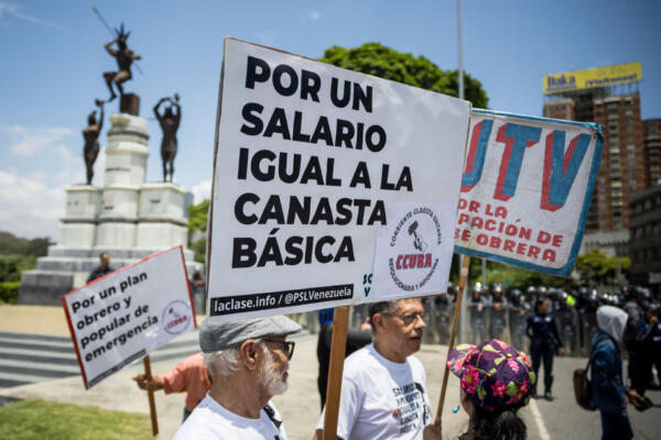 Varias personas participan en una manifestación en conmemoración del Día Internacional de los Trabajadores este 1 de mayo de 2025, en Caracas (Venezuela).