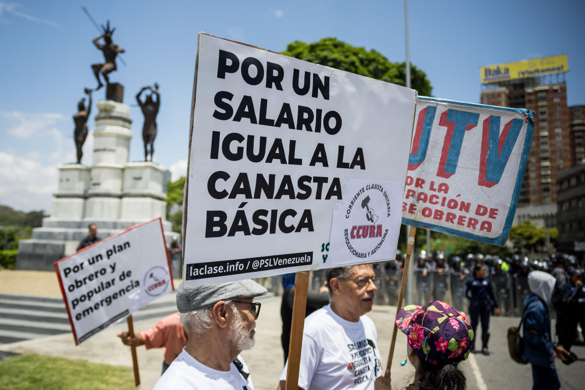Varias personas participan en una manifestación en conmemoración del Día Internacional de los Trabajadores este 1 de mayo de 2025, en Caracas (Venezuela).