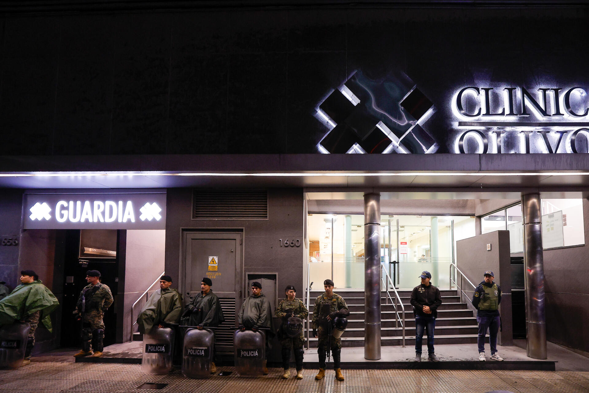 Agentes de la Gendarmería Nacional Argentina (GNA) custodian la entrada de la Clínica Olivos durante un allanamiento este 6 de mayo de 2025, en Buenos Aires