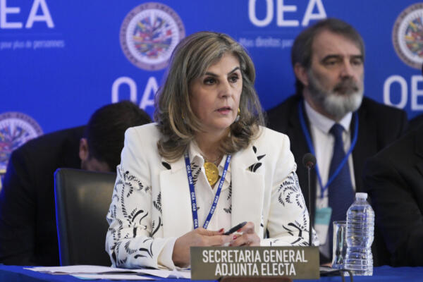 La diplomática colombiana Laura Gil habla este lunes 5 de mayo de 2025 en la sede de la Organización de los Estados Americanos (OEA)