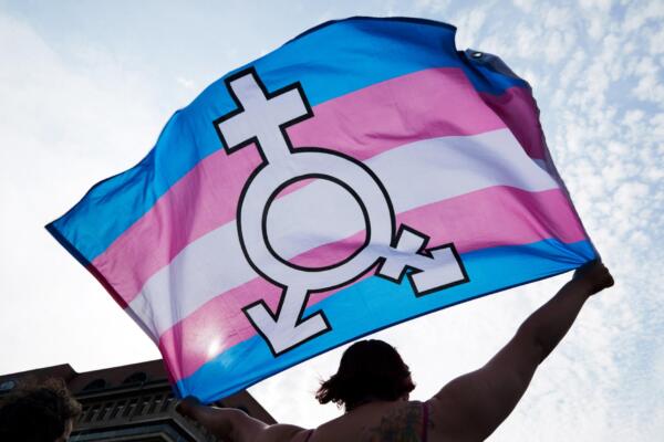 Una persona sujeta una bandera trans, en una fotografía de archivo.