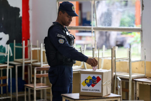 Un integrante de la Policía Nacional Bolivariana vota el domingo 25 de mayo de 2024 en Caracas (Venezuela). EFE/ Miguel Gutierrez.