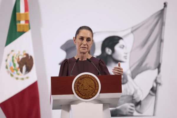 La presidenta de México, Claudia Sheinbaum, habla durante su rueda de prensa este jueves, en Palacio Nacional en Ciudad de México 