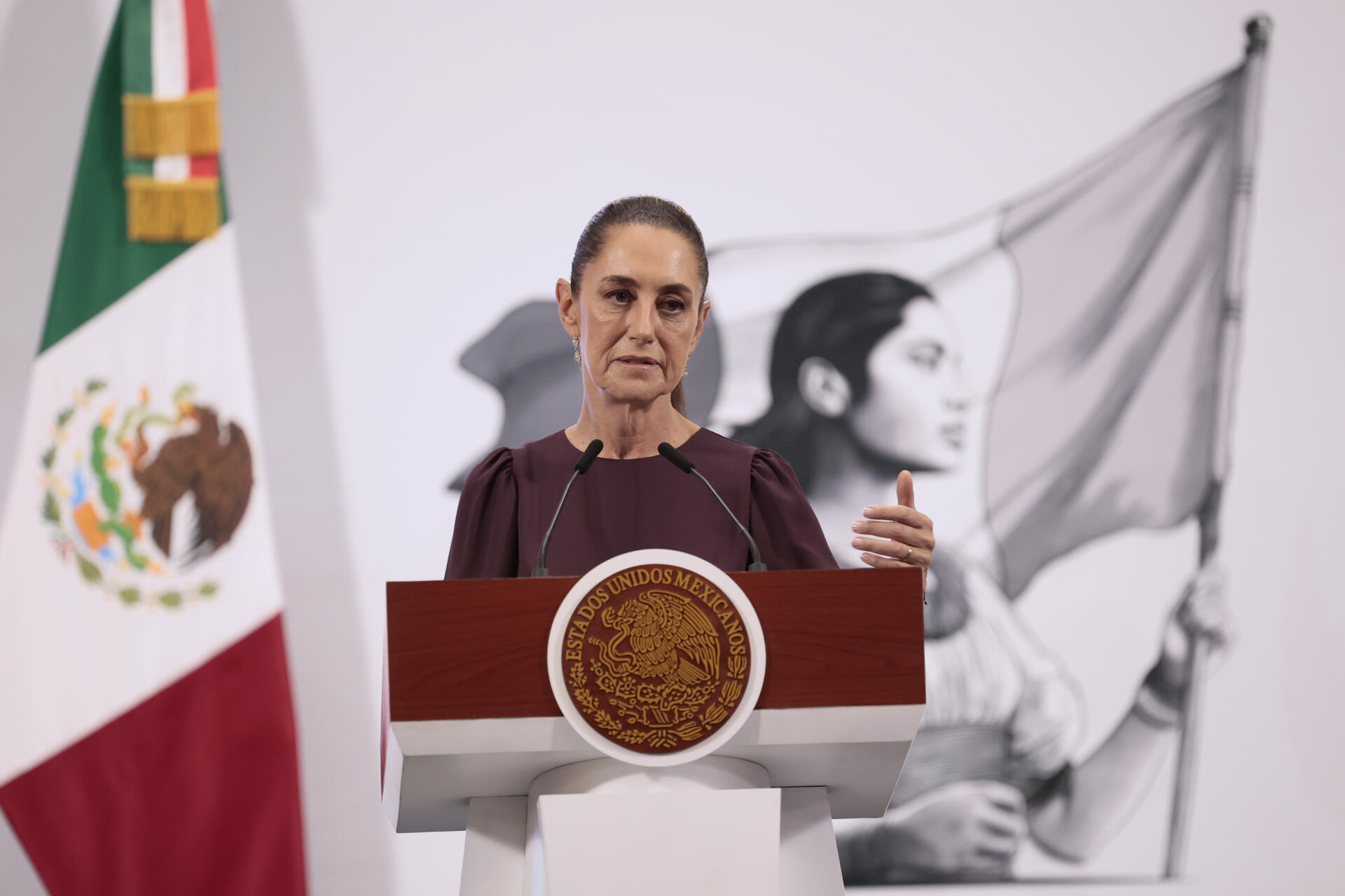 La presidenta de México, Claudia Sheinbaum, habla durante su rueda de prensa este jueves, en Palacio Nacional en Ciudad de México
