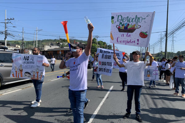 Familiares de presos recluidos protestan a las afueras de la cárcel de máxima seguridad 'La Roca' este miércoles, en Guayaquil (Ecuador).