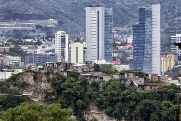 Fotografía de archivo que muestra una panorámica de edificios del Centro Cívico Gubernamental, en Tegucigalpa (Honduras). r
