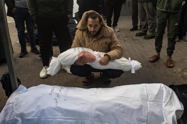 Un hombre sostiene el cuerpo envuelto de una niña mientras los palestinos lloran a sus muertos en el Hospital Al-Najjar tras un ataque aéreo israelí contra el campo de refugiados de Rafah, en el sur de la Franja de Gaza, el 21 de febrero de 2024. EFE/EPA/HAITHAM IMAD